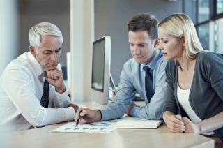 Dos hombres y una mujer en una reunión de negocios