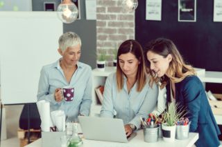 Tres mujeres trabajando juntas en una oficina
