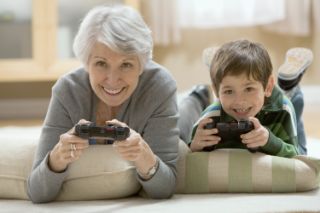 Una abuela y su nieto jugando videojuegos
