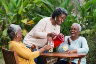 Tres mujeres de edad avanzada riendo y pasando tiempo juntas
