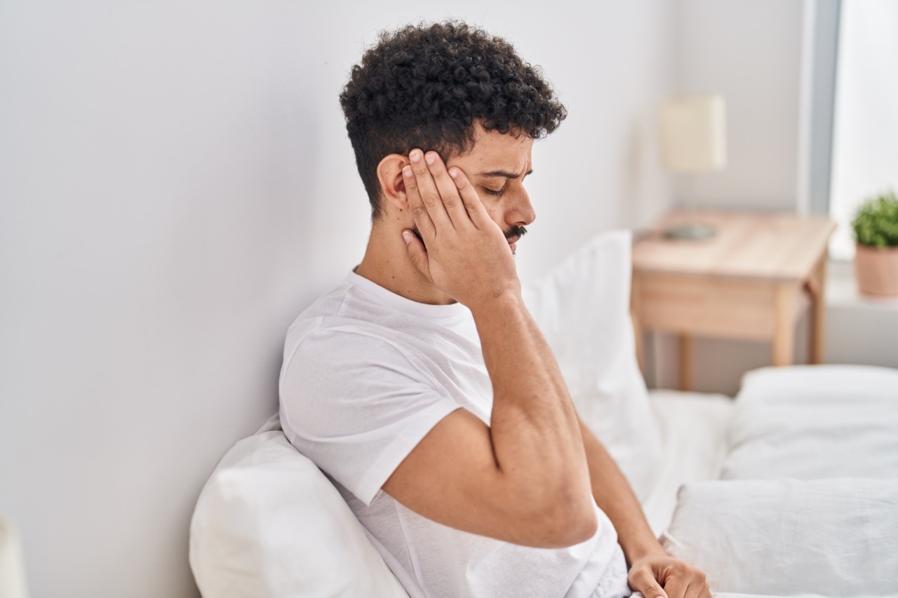 Man with crackling in the ear