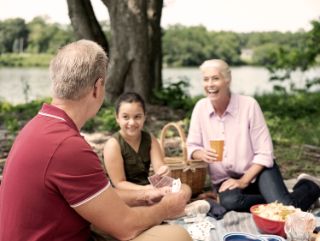 Familia haciendo un picnic junto a un lago