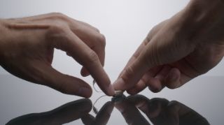 Alguien que cambia la batería de un audífono RIC