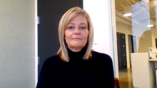 Sandy Hill, vicepresidenta de Atención Auditiva de Amplifon durante una videoconferencia.